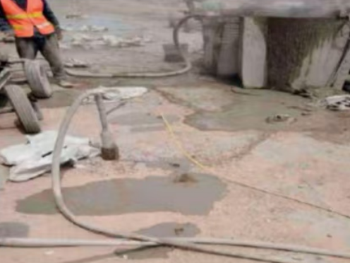 新龙镇水泥混凝土路面板底注浆技术 路面脱空注浆整治方案