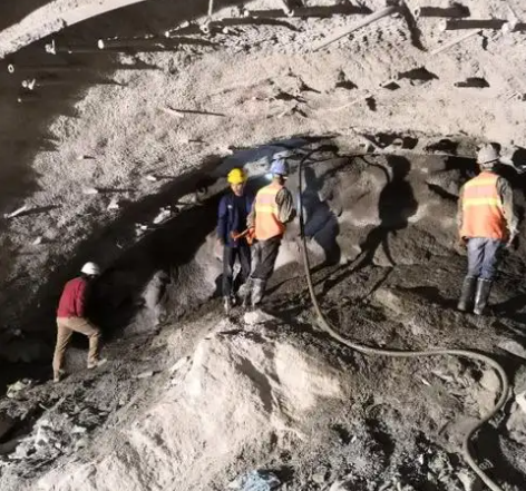 新龙镇拱顶带模注浆料的施工流程及注意事项